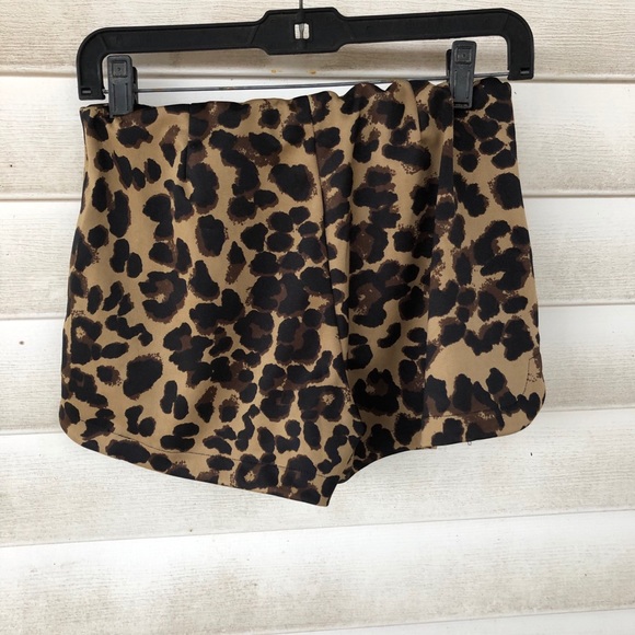 🚫SOLD🚫Studded leopard print shorts - Picture 3 of 7